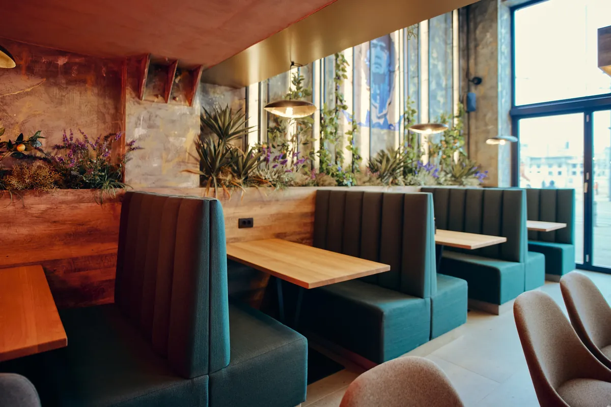 Banjeti, rastline, steklena stena, modr portret, velika okna.