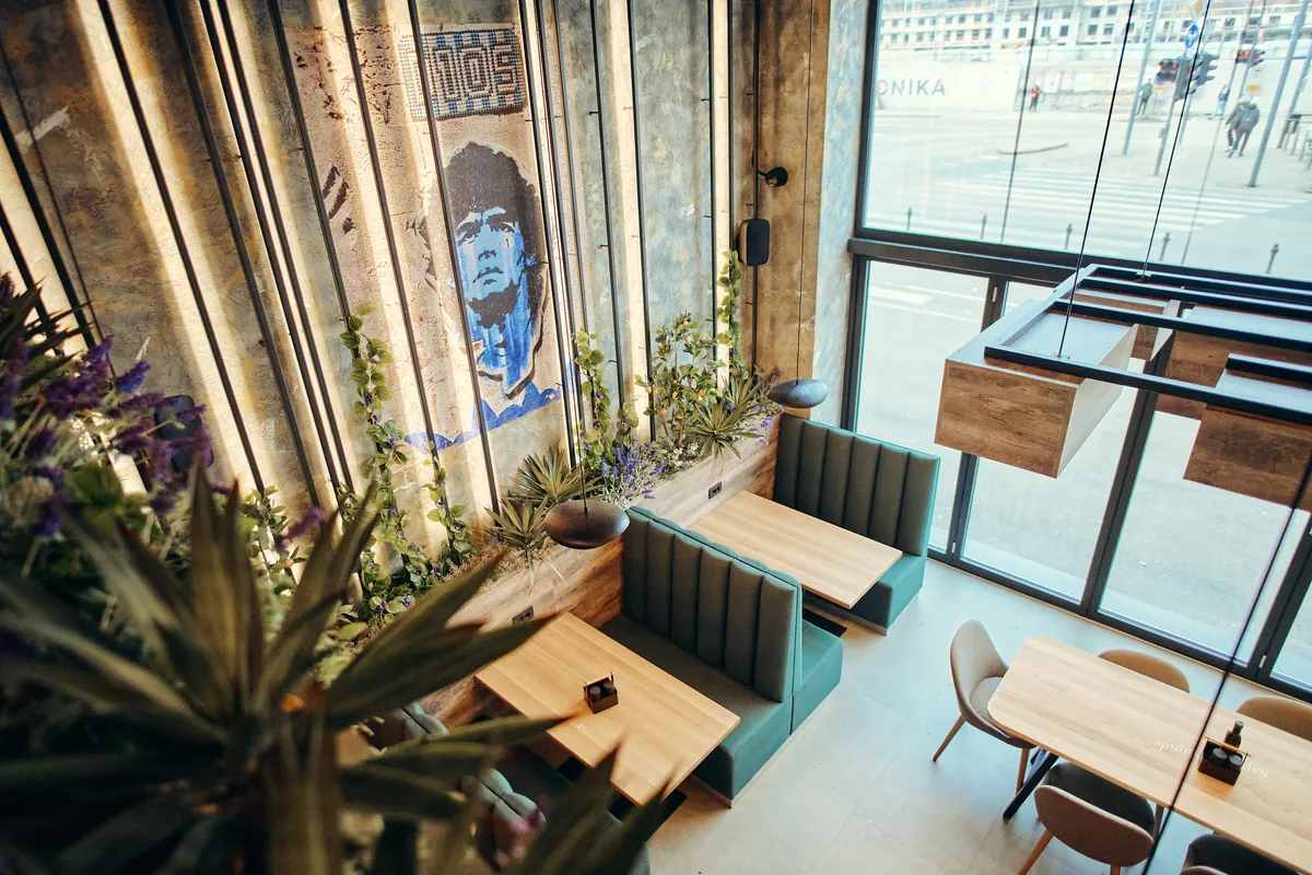 Od zgoraj: mura D10S, banjete in cesta zunaj.