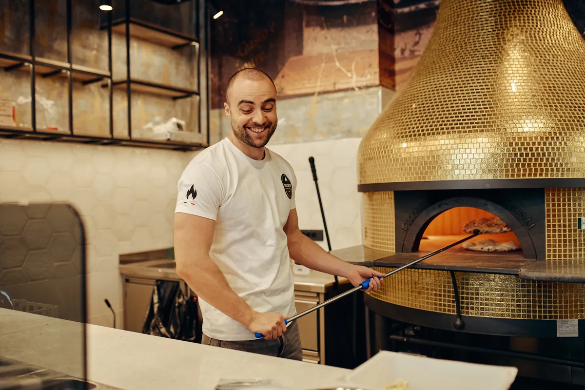 Pizzaiolo ob peči, pica na lopati.