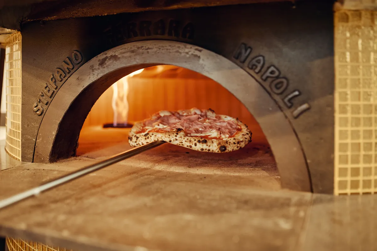 Pica v peči, zlati mozaik kupole, plamen.